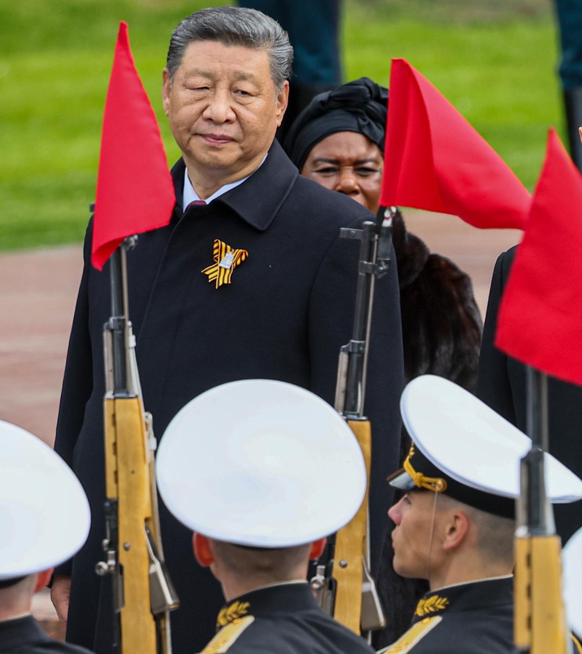 Staats- und Regierungschefs, darunter der russische Präsident Wladimir Putin (M.) und der chinesische Präsident Xi Jinping (L.), nehmen am 9. Mai 2025