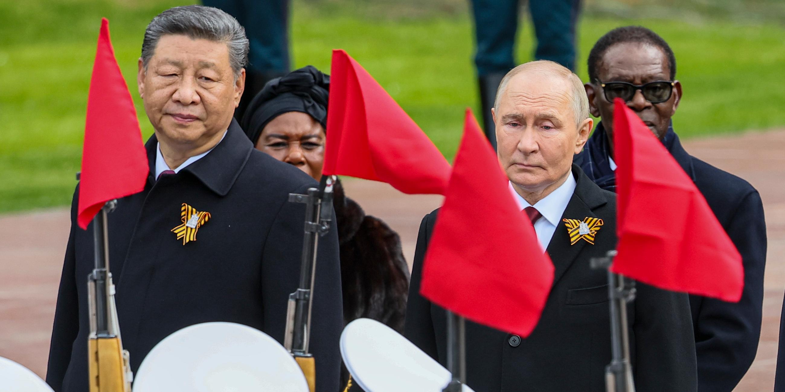 Staats- und Regierungschefs, darunter der russische Präsident Wladimir Putin (M.) und der chinesische Präsident Xi Jinping (L.), nehmen am 9. Mai 2025