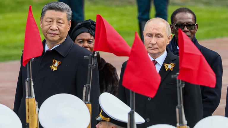 Staats- und Regierungschefs, darunter der russische Präsident Wladimir Putin (M.) und der chinesische Präsident Xi Jinping (L.), nehmen am 9. Mai 2025