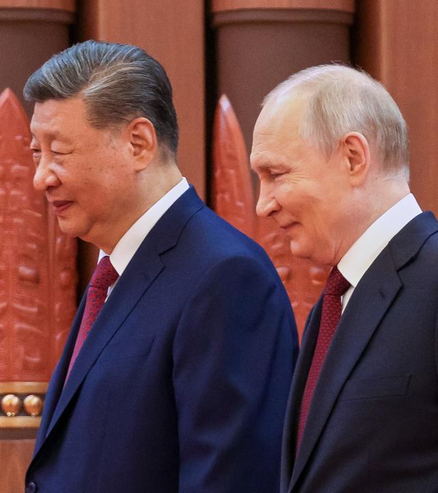 Der russische Präsident Wladimir Putin (r) und der chinesische Präsident Xi Jinping gehen zu Gesprächen in der Großen Halle des Volkes