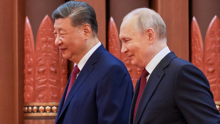 Der russische Präsident Wladimir Putin (r) und der chinesische Präsident Xi Jinping gehen zu Gesprächen in der Großen Halle des Volkes