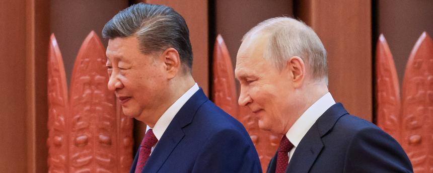 Der russische Präsident Wladimir Putin (r) und der chinesische Präsident Xi Jinping gehen zu Gesprächen in der Großen Halle des Volkes