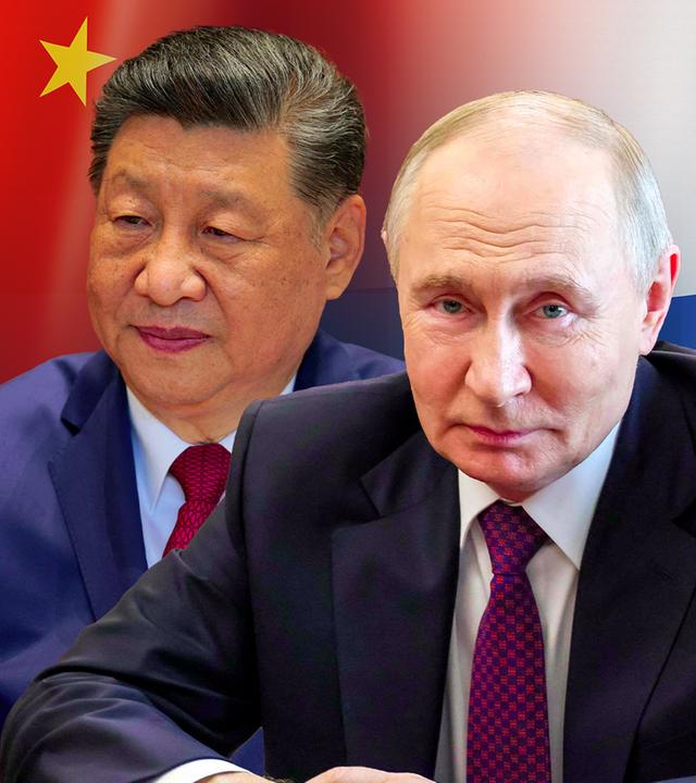 Chinas Staatschef Xi Jinping neben Russlands Präsident Wladimir Putin. Im Hintergrund die chinesische Flagge und russische Flagge.
