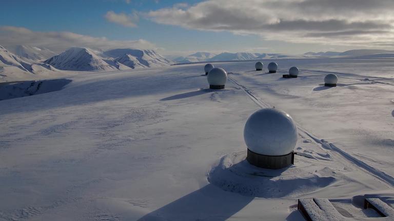 Satelliten-Schüssel in schneebedeckter Landschaft von Spitzbergen.