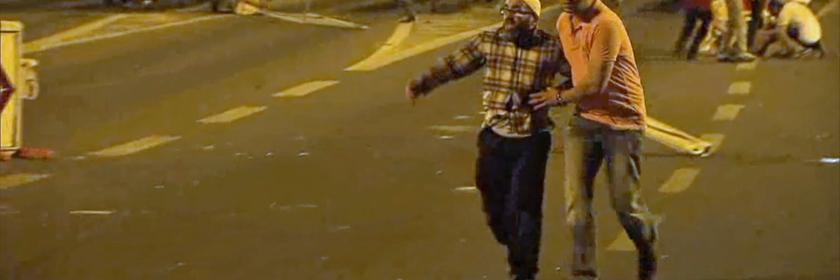 Junger Mann bringt alten Mann aus dem umkämpften Gebiet