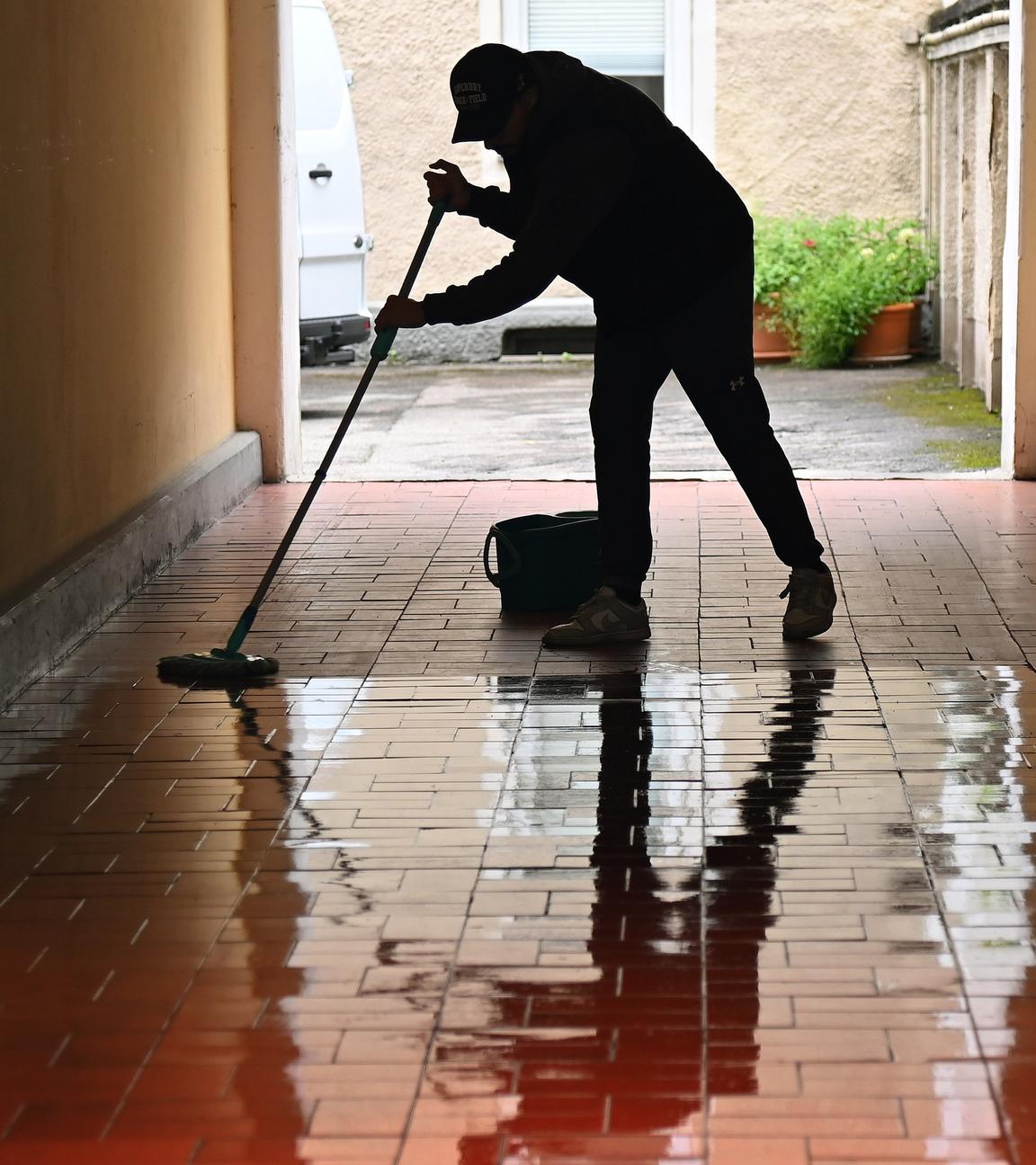 Putzmann bei der Arbeit