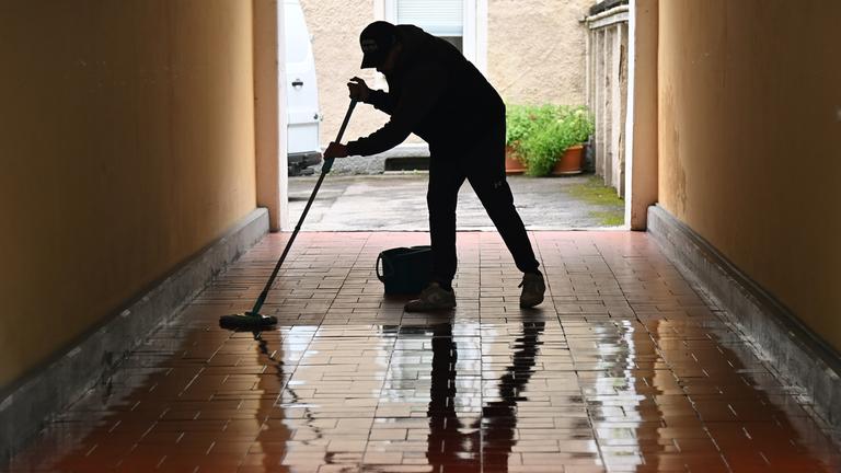 Putzmann bei der Arbeit