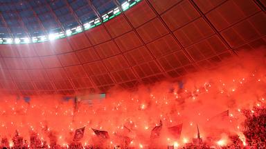 Fans des FC Bayern München zünden Leuchtkörper im Fanblack im Spiel gegen den VfB Stuttgart am 23.05.2026 im Olympiastadion in Berlin.