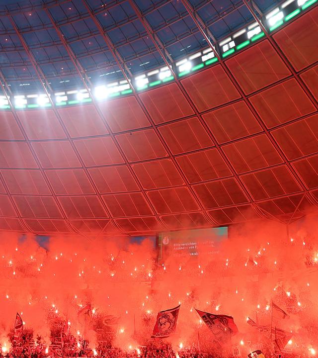 Fans des FC Bayern München zünden Leuchtkörper im Fanblack im Spiel gegen den VfB Stuttgart am 23.05.2026 im Olympiastadion in Berlin.