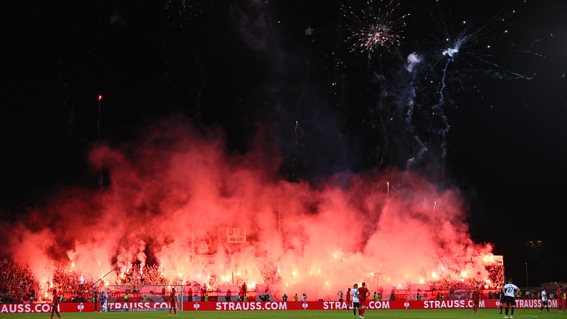 Aus dem Block der Bayern-München-Anhänger in Ulm wurde massiv Pyrotechnik gezündet