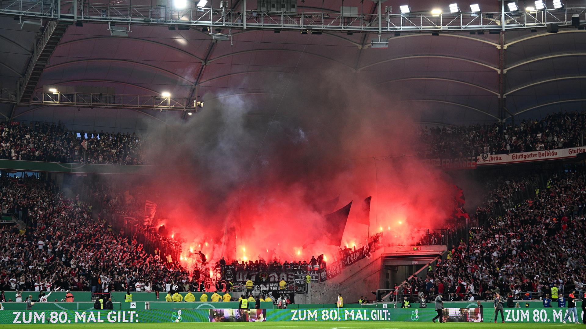 Fußball-Fans mit Pyrotechnik