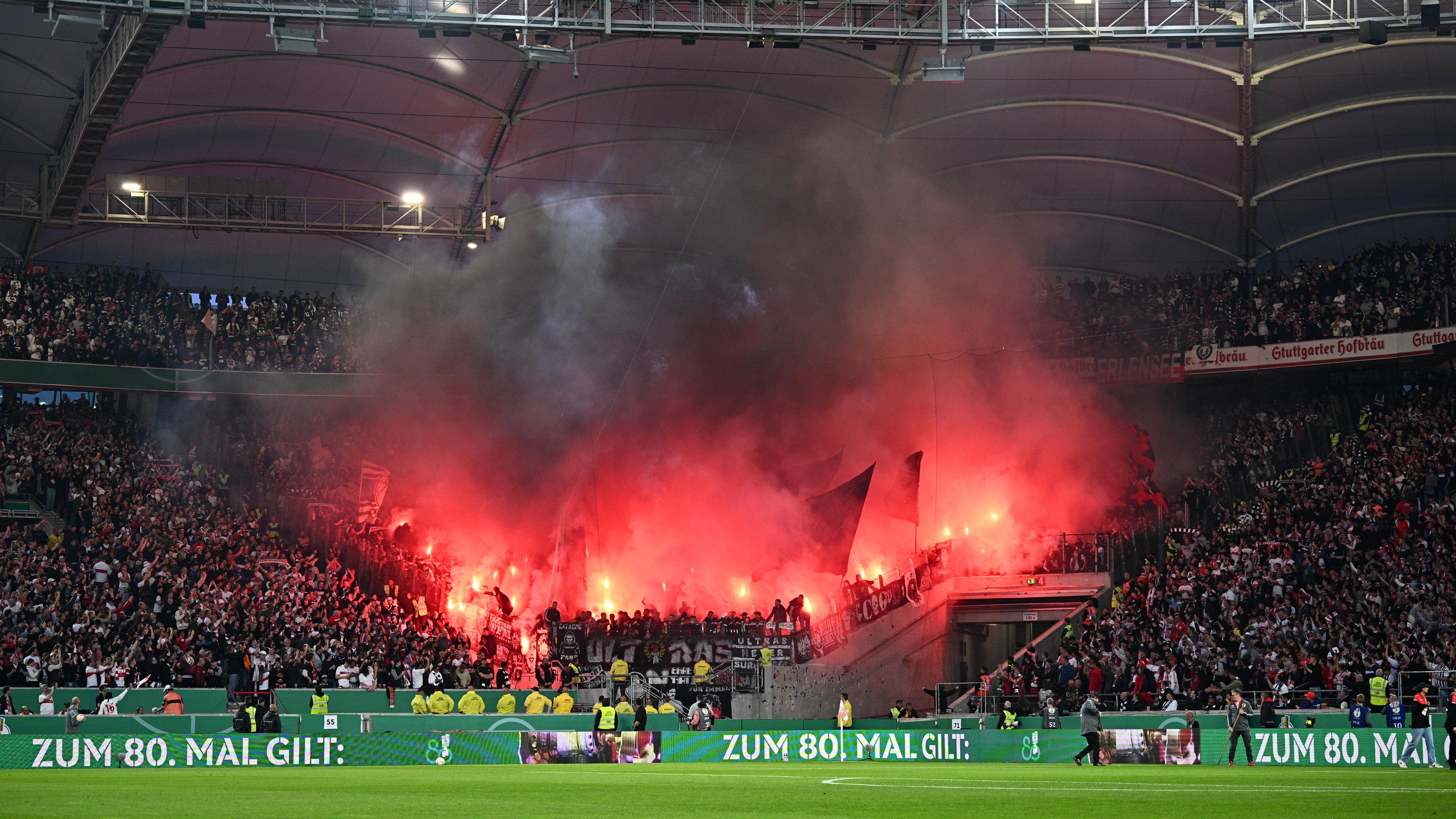 Fußball-Fans mit Pyrotechnik