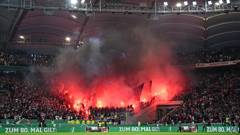 Fußball-Fans mit Pyrotechnik