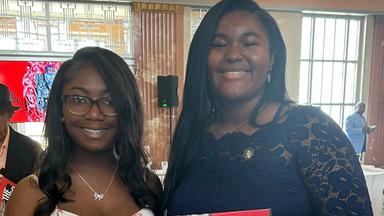 Ne·Kiya Jackson (l) und Calcea Johnson beweisen den Sath des Pythagoras