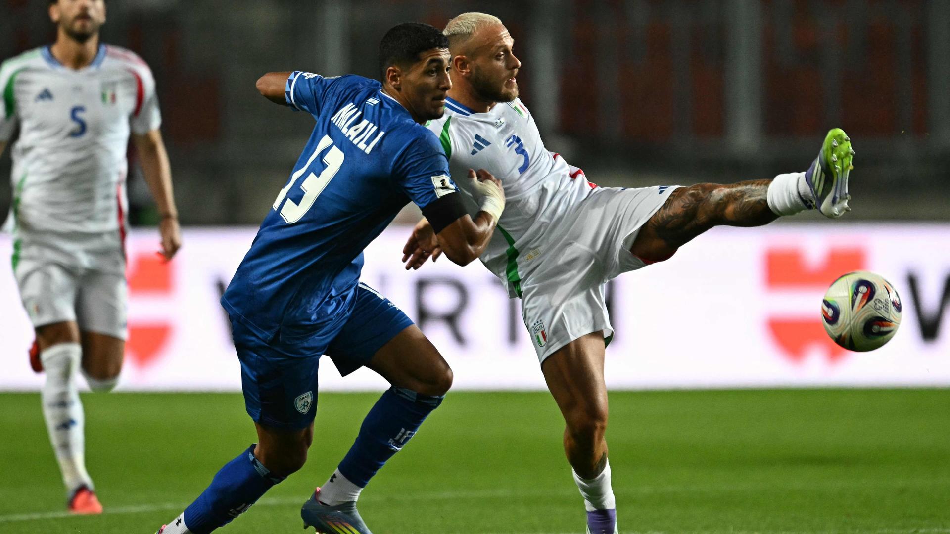 Israels Anana Khalaili und Italiens Verteidiger Federico Dimarco im Duell um den Ball beim WM-Qualifikationsspiel in Ungarn.