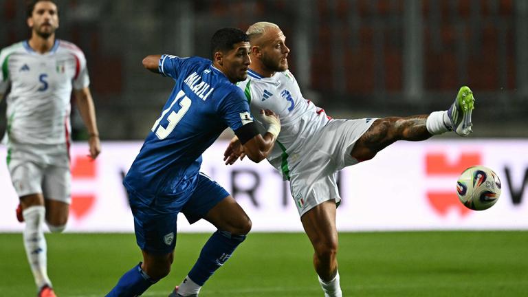 Israels Anana Khalaili und Italiens Verteidiger Federico Dimarco im Duell um den Ball beim WM-Qualifikationsspiel in Ungarn.
