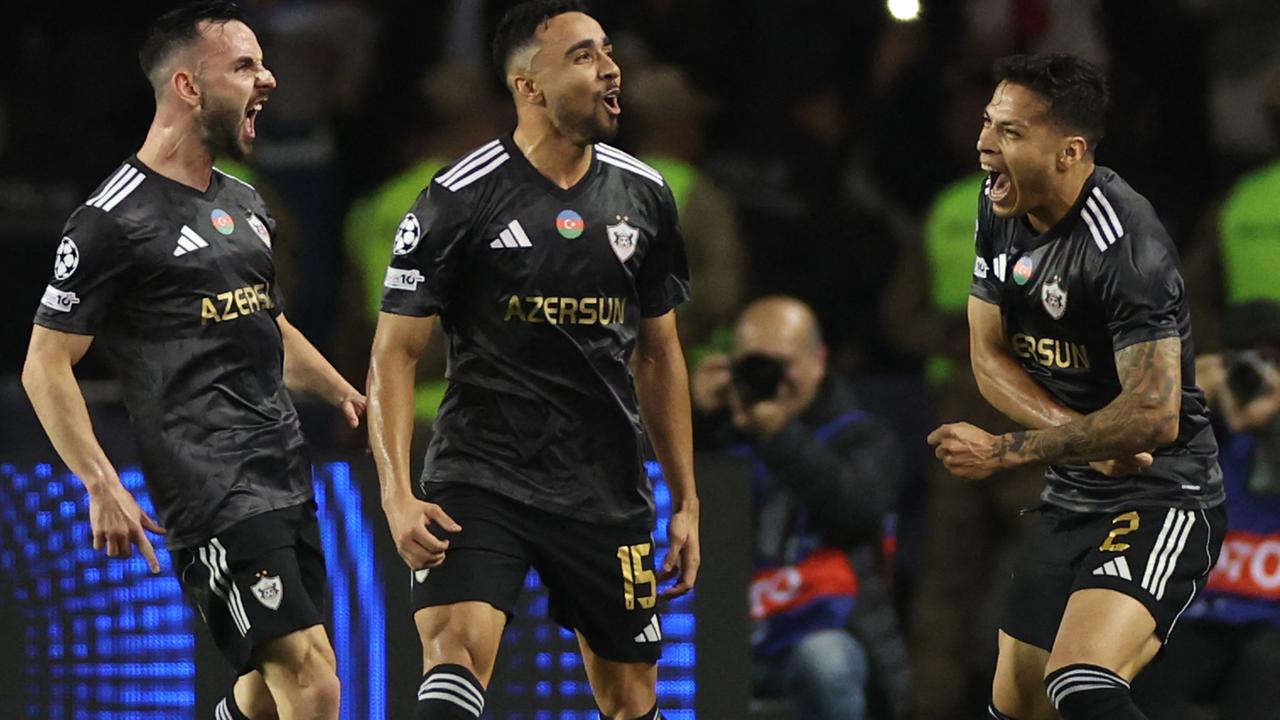 Leandro Andrado feiert mit Mitspielern sein Tor in der Champions-League-Partei gegen den FC Chelsea