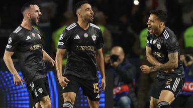 Leandro Andrado feiert mit Mitspielern sein Tor in der Champions-League-Partei gegen den FC Chelsea