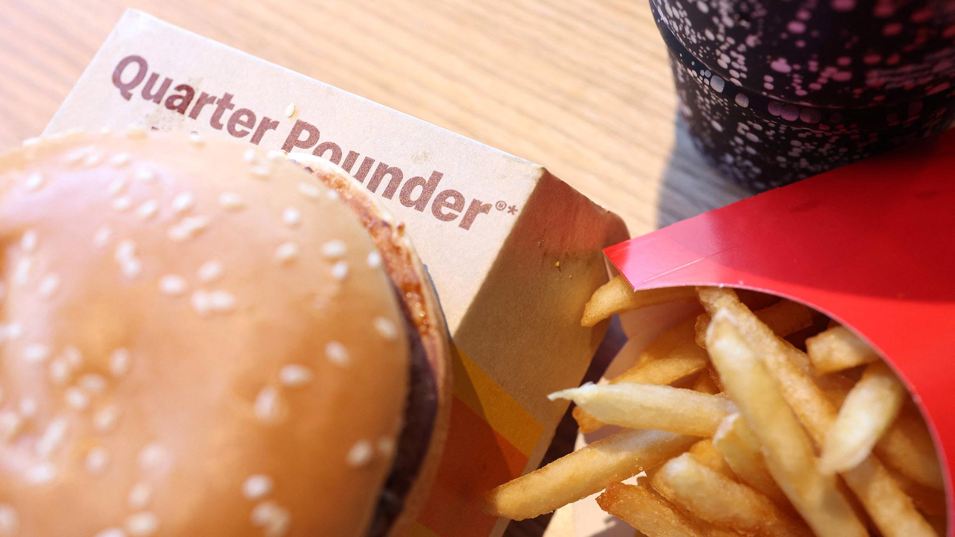 McDonald's Quarter Pounder Hamburger in einer McDonald's-Filiale
