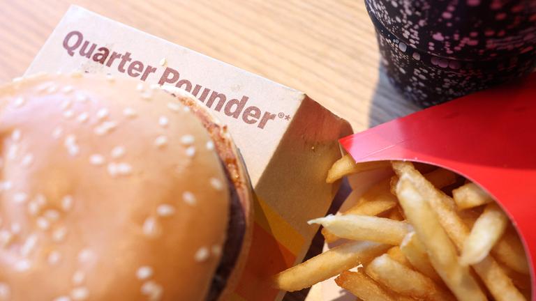 McDonald's Quarter Pounder Hamburger in einer McDonald's-Filiale