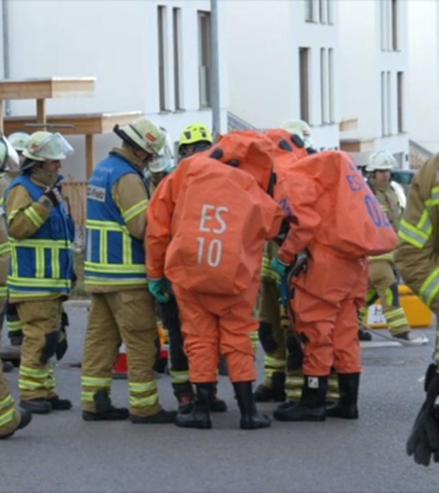 Einsatzkräfte teilweise mit Schutzanzügen 