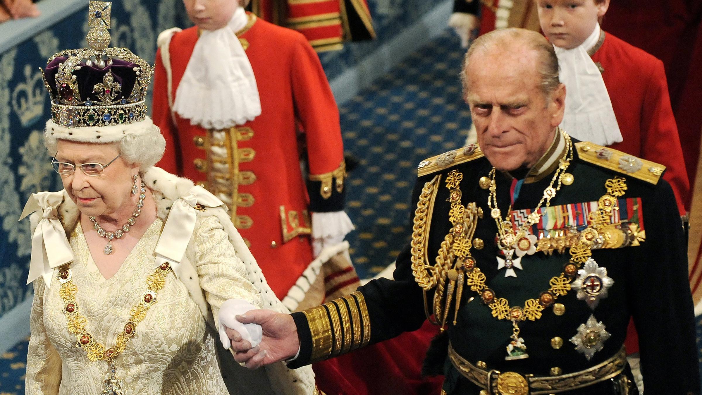 Queen Elisabeth und Prinz Philip beim State opening of Parliament in London.