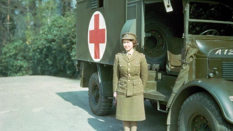 Queen Elizabeth II. in Uniform neben einem Fahrzeug des Roten Kreuzes 1944