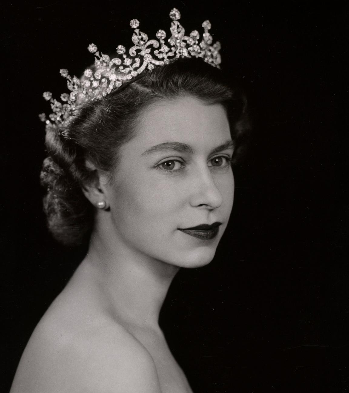 Ein schwarz-weiß Foto von Queen Elizabeth aus dem Jahr 1953