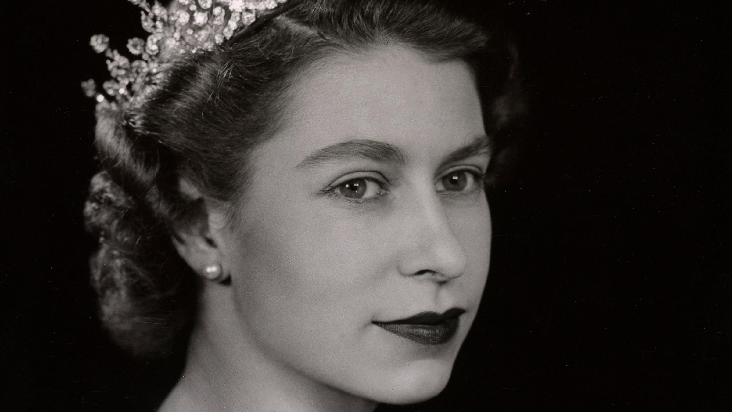 Ein schwarz-weiß Foto von Queen Elizabeth aus dem Jahr 1953