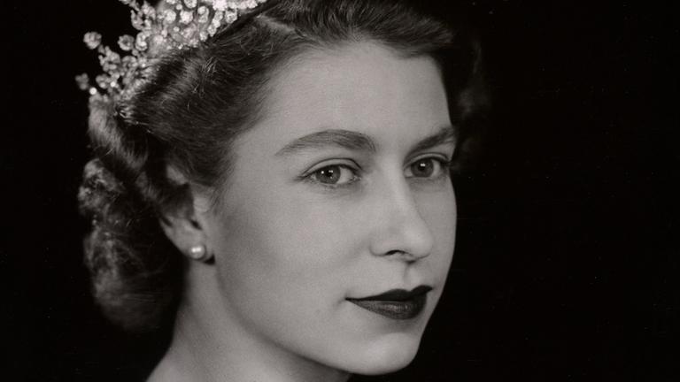 Ein schwarz-weiß Foto von Queen Elizabeth aus dem Jahr 1953