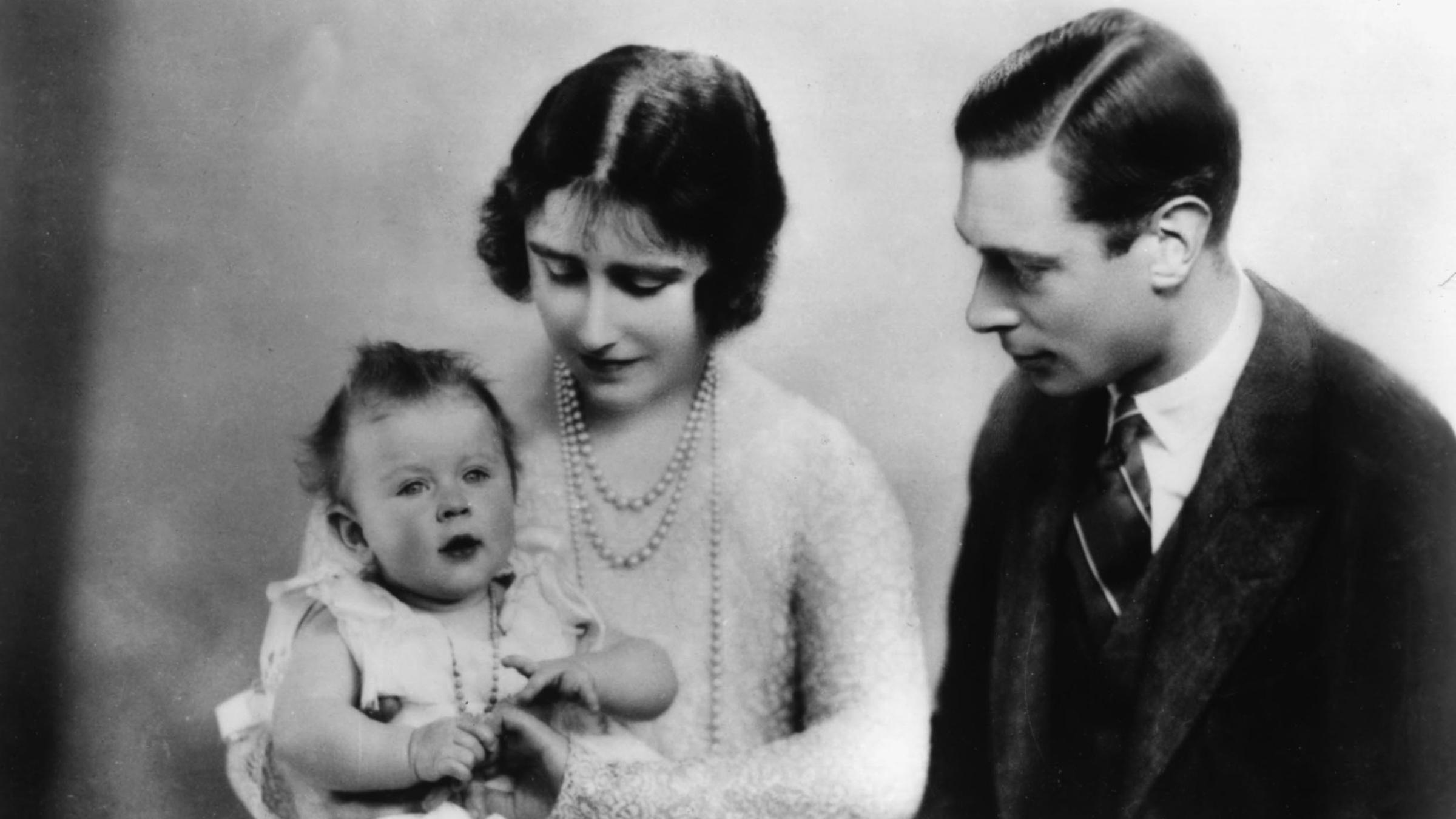 Elizabeth, die erste, auf einem schwarz-weiß Foto mit ihrem Mann und Queen Elizabeth als Baby im Arm