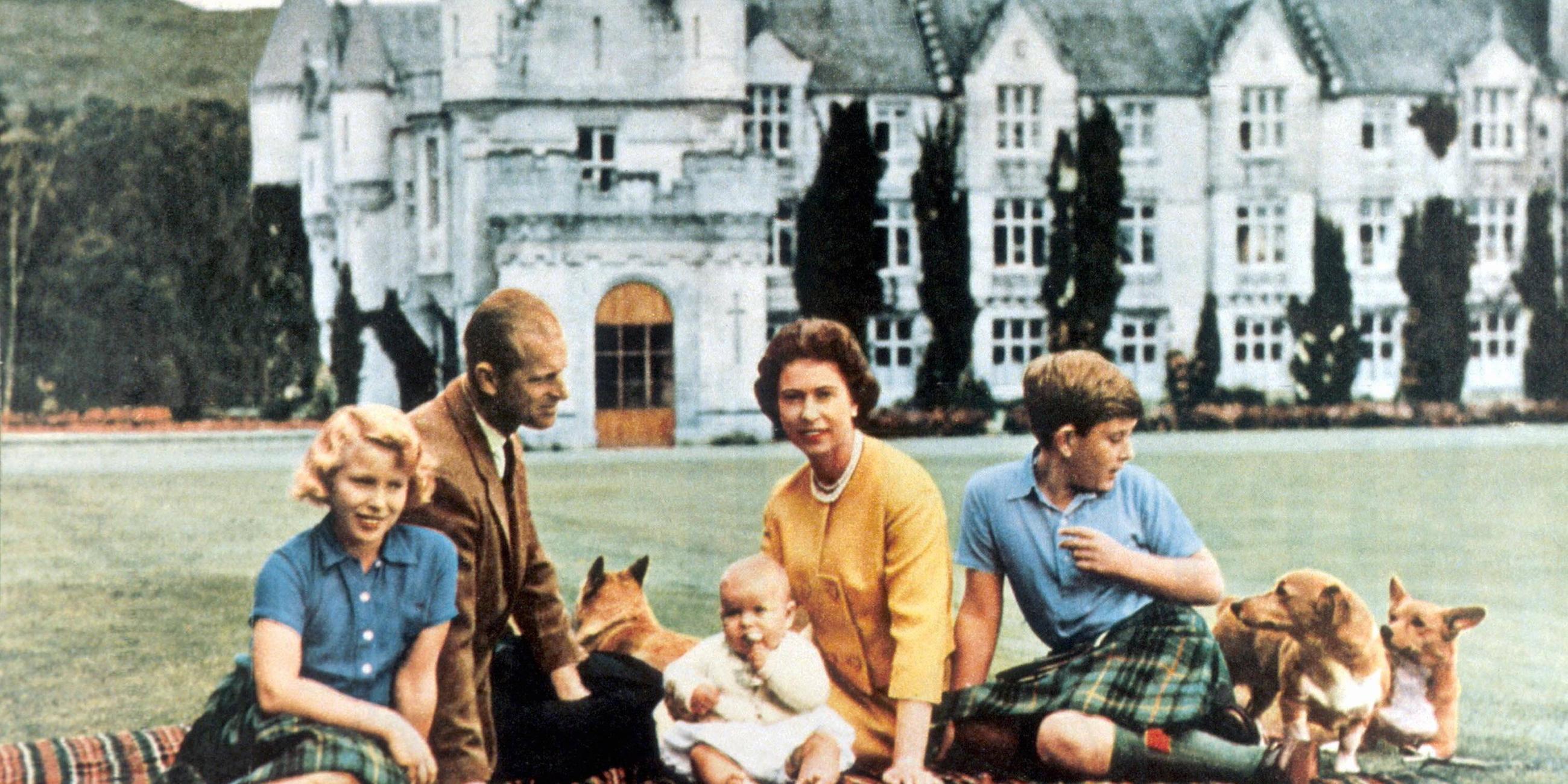 Queen Elizabeth mit ihrer Familie und ihren Hunden. 
