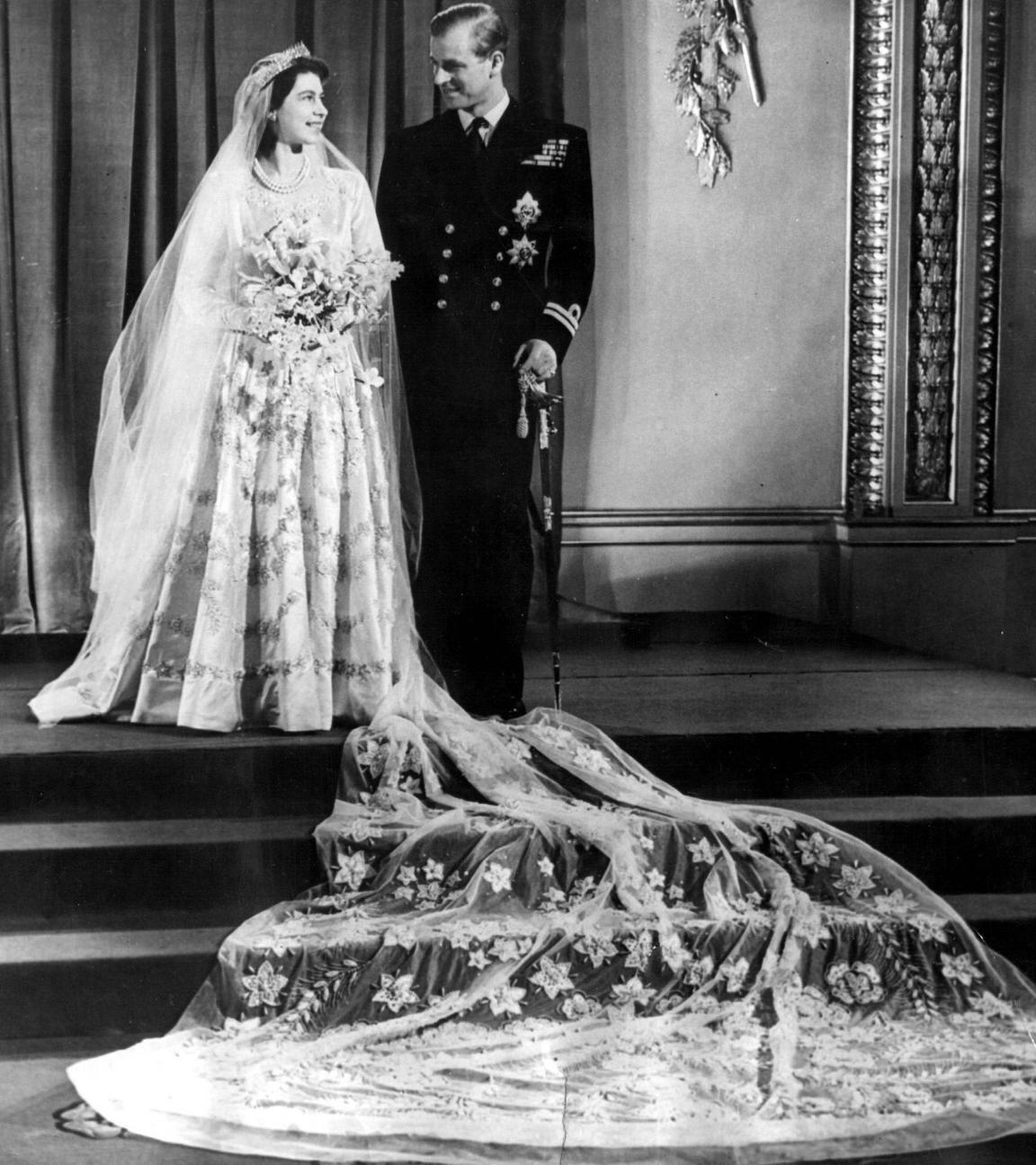 Elizabeth und Philip heiraten. 