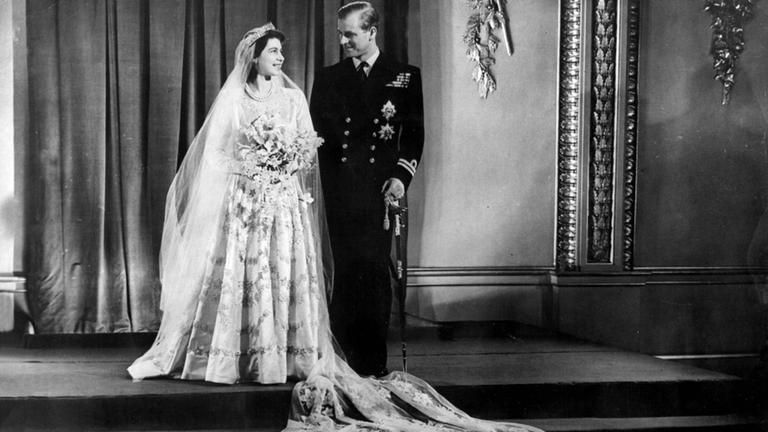 Elizabeth und Philip heiraten. 