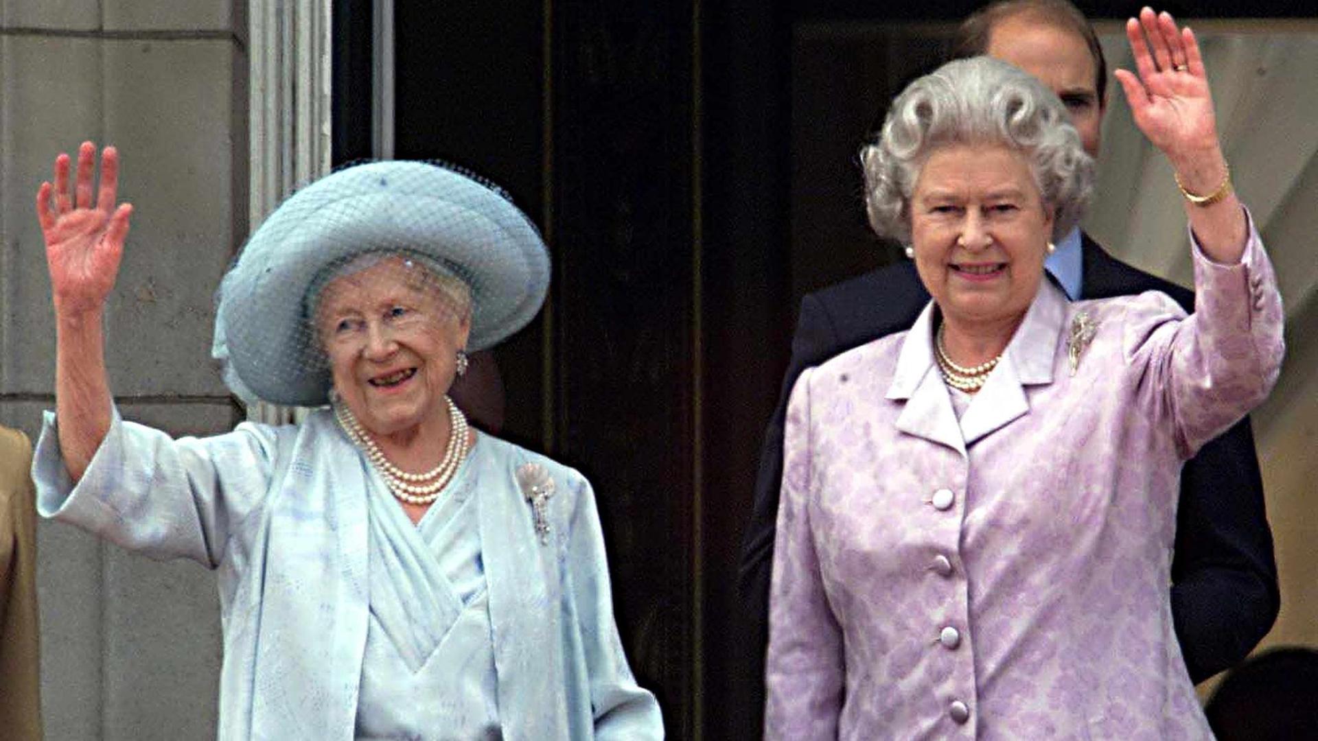 Koenigin Elizabeth und Königinmutter winken