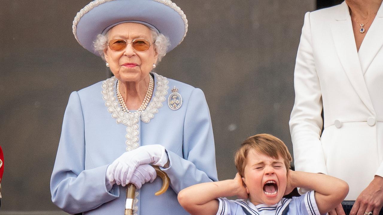 Prinz Louis hält sich die Ohren zu, neben ihm steht Queen Elizabeth