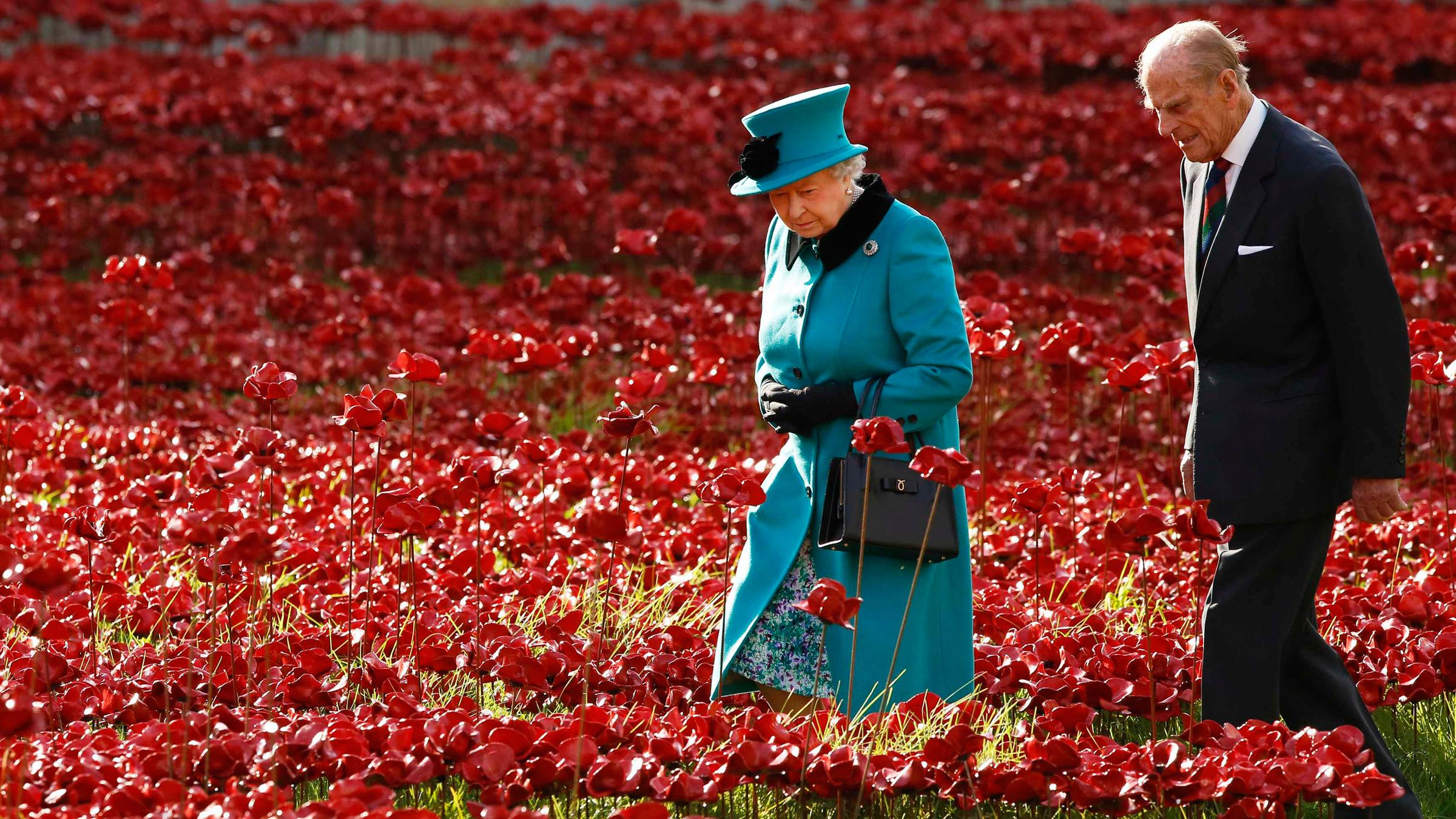 Künstlerisch interessant: Das Paar in einem Mohnfeld aus Keramik.