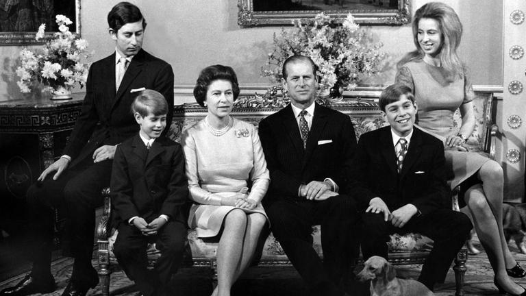 Königliches Familienfoto: Das königliche Paar mit seinen inzwischen vier Kindern.