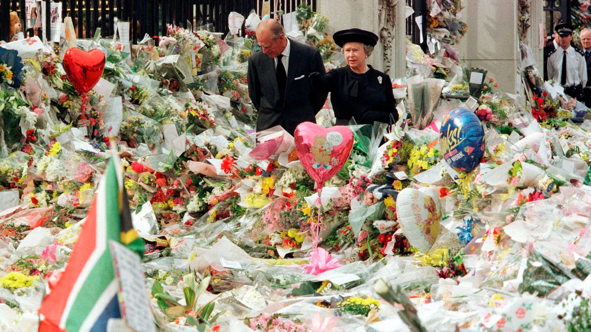 Queen Elizabeth und Prinz Philip in einem Meer aus Blumen nach dem Tod von Diana