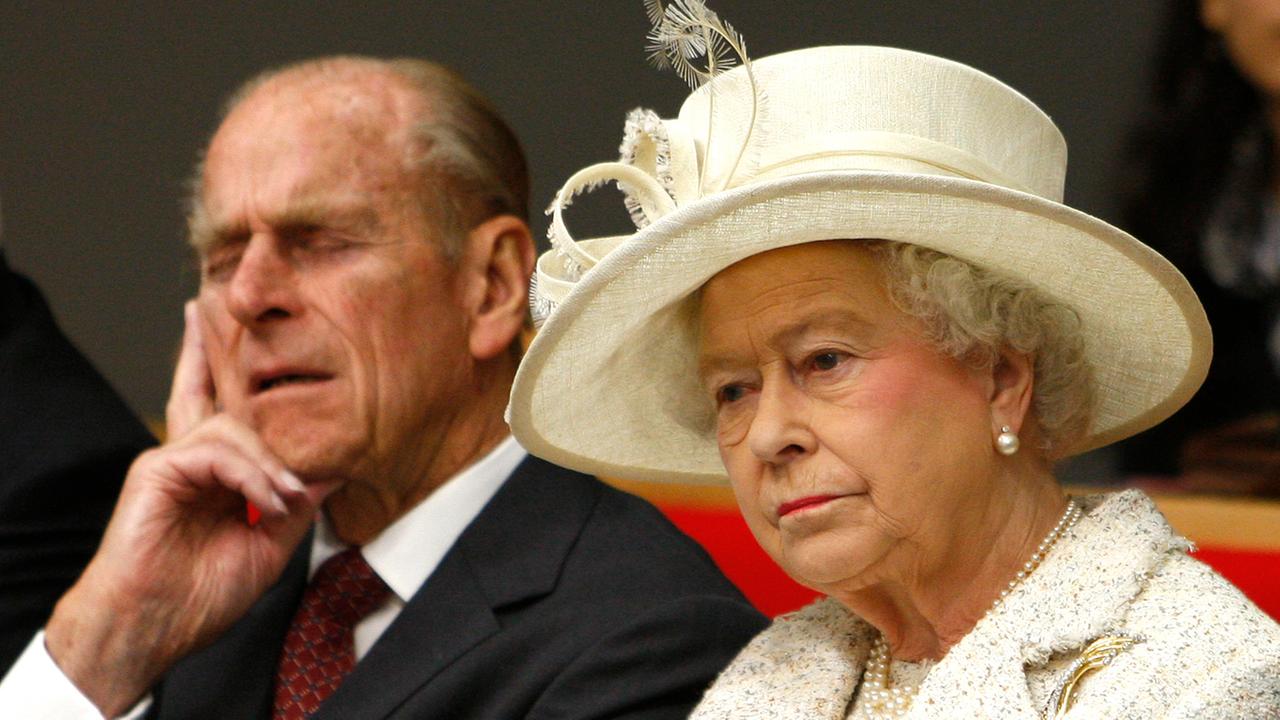 Queen Elizabeth und Prinz Philip sitzen nebeneinander, der Prinz ist eingeschlafen