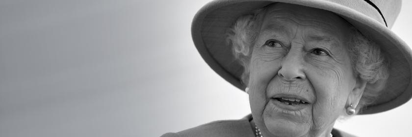 Königin Elisabeth II. von Großbritannien spricht während ihres Besuchs eines Rüstungstechnologiezentrum in der Nähe der südenglischen Stadt Salisbury. In einem seltenen persönlichen Einblick hat Queen Elizabeth II. über Folgen ihrer Corona-Erkrankung berichtet.