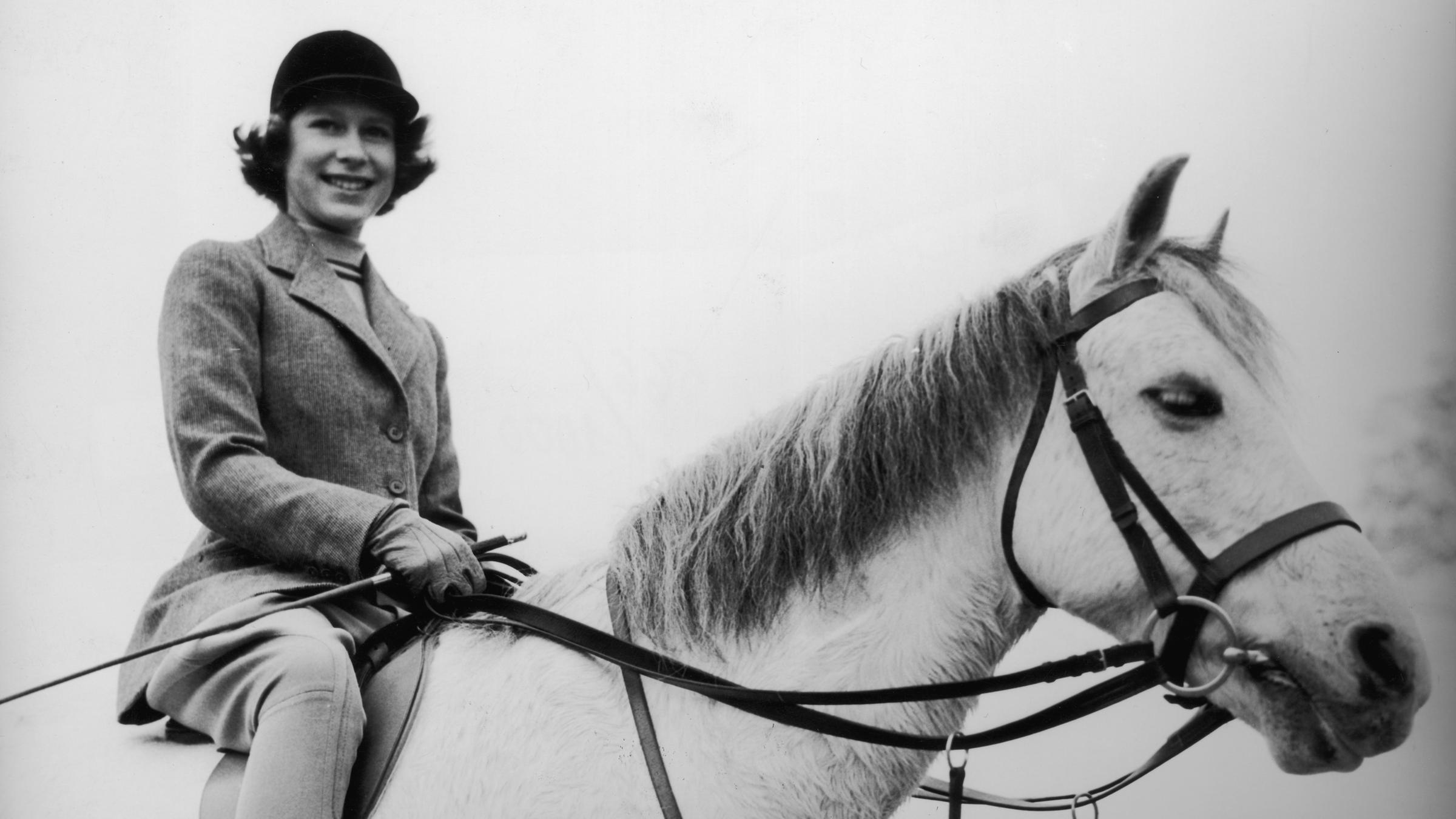 Queen Elizabeth in jungen Jahren auf einen Pferd
