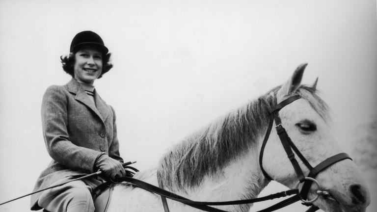 Queen Elizabeth in jungen Jahren auf einen Pferd