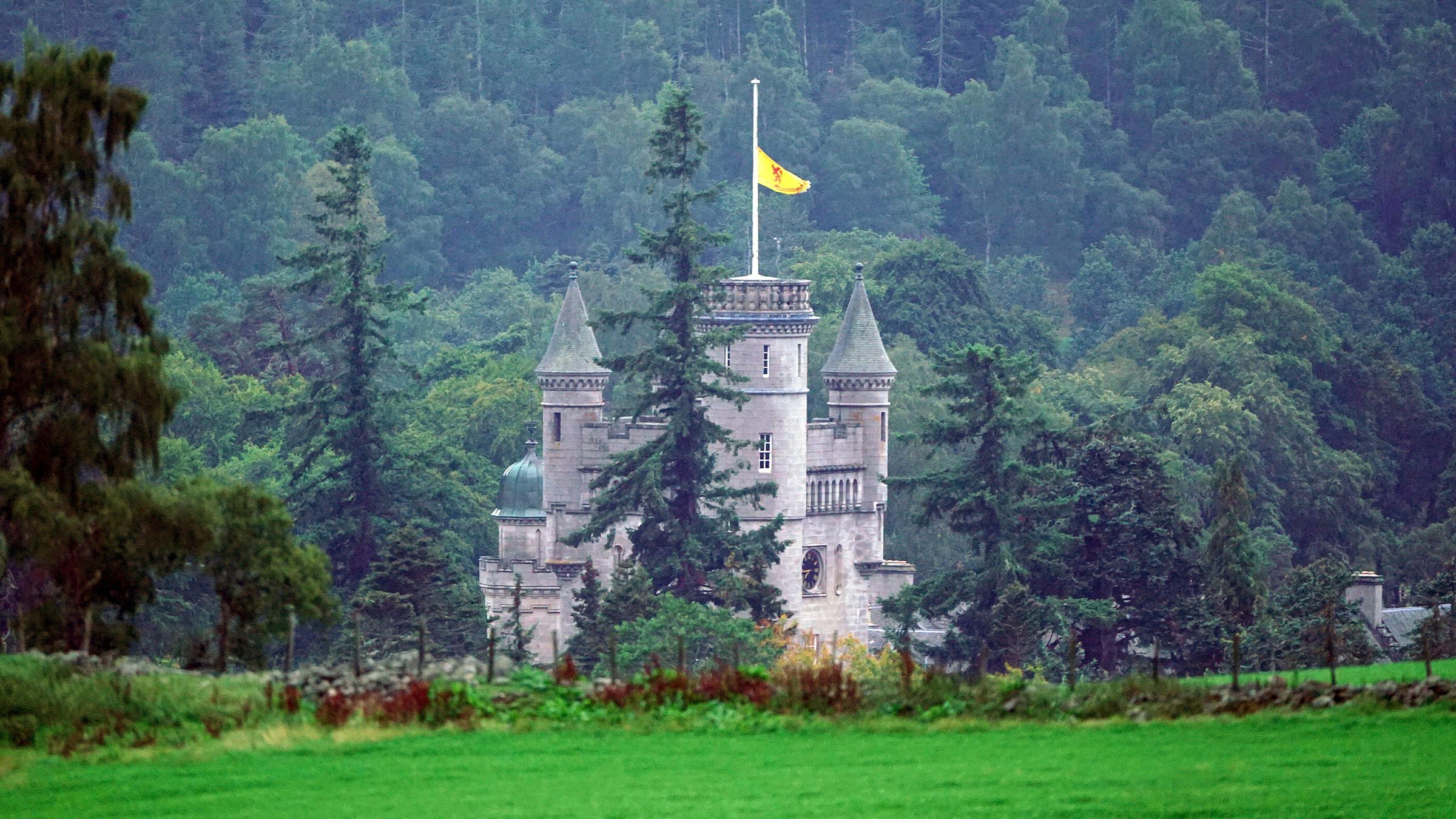 Das Royal Banner weht auf Halbmast über Balmoral Castle in Schottland