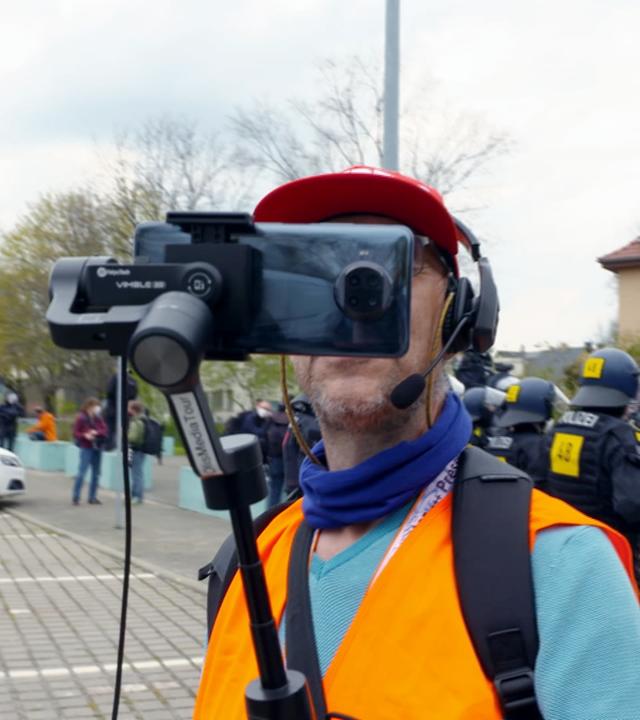 Mann mit Handy filmt