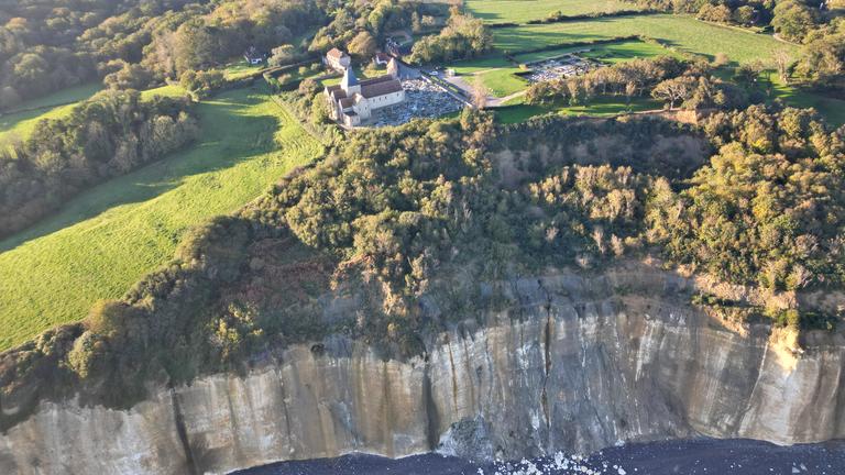 Luftaufnahme vom französischen Quiberville, wo durch die fortschreitende Küstenerosion Gebäude und Anwohner bedroht sind.