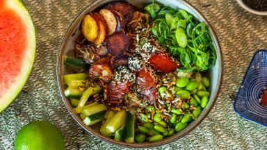 Quinoa-Bowl mit gebackener Melone
