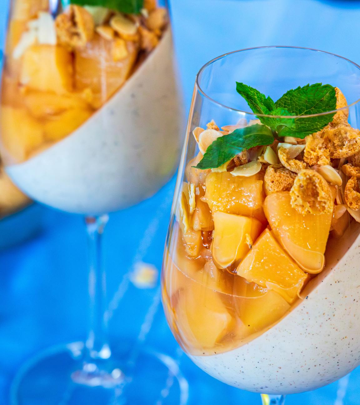 Quitten-Panna-Cotta mit Amarettini in einem Weinglas