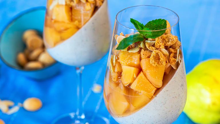 Quitten-Panna-Cotta mit Amarettini in einem Weinglas