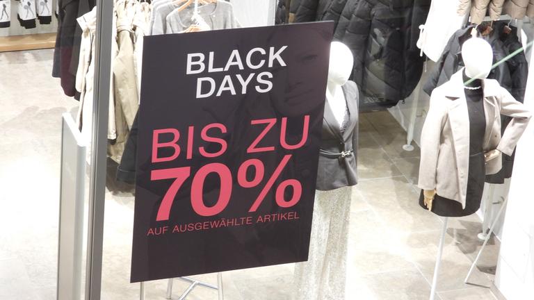 Rabattschlacht: Geschäfte in der Hamburger Innenstadt werben für den bevorstehenden Black Friday